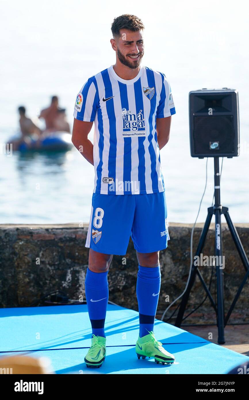 Málaga, España. 14th de julio de 2021. El futbolista Luis Muñoz con el  uniforme oficial Málaga CF para la temporada 2021/2022 posará para los  medios de comunicación en Baños del Carmen en