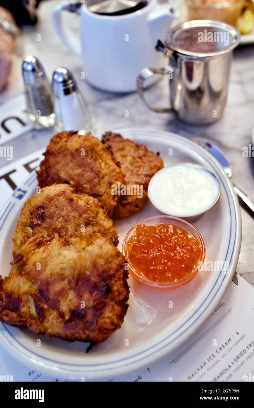 Latke y la hueva de salmón en Russ & Daughters Cafe abrió sus puertas en 2014, en el 100th aniversario de Russ & Daughters. Foto de stock