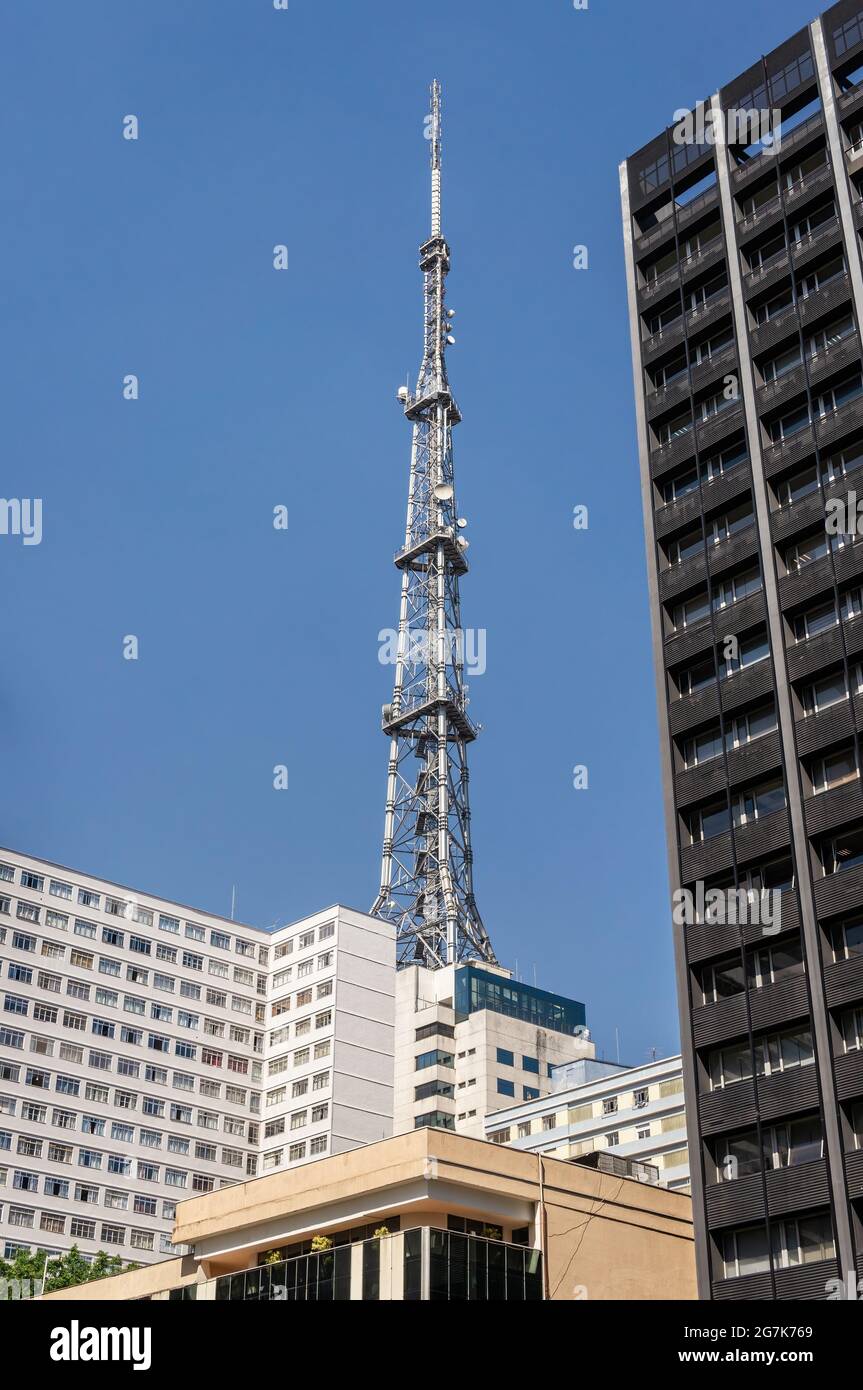La torre de TV Globo, una antena de televisión digital de 119 metros  instalada en la parte superior del edificio Trianon Corporate y vio desde  la Avenida Paulista Fotografía de stock - Alamy