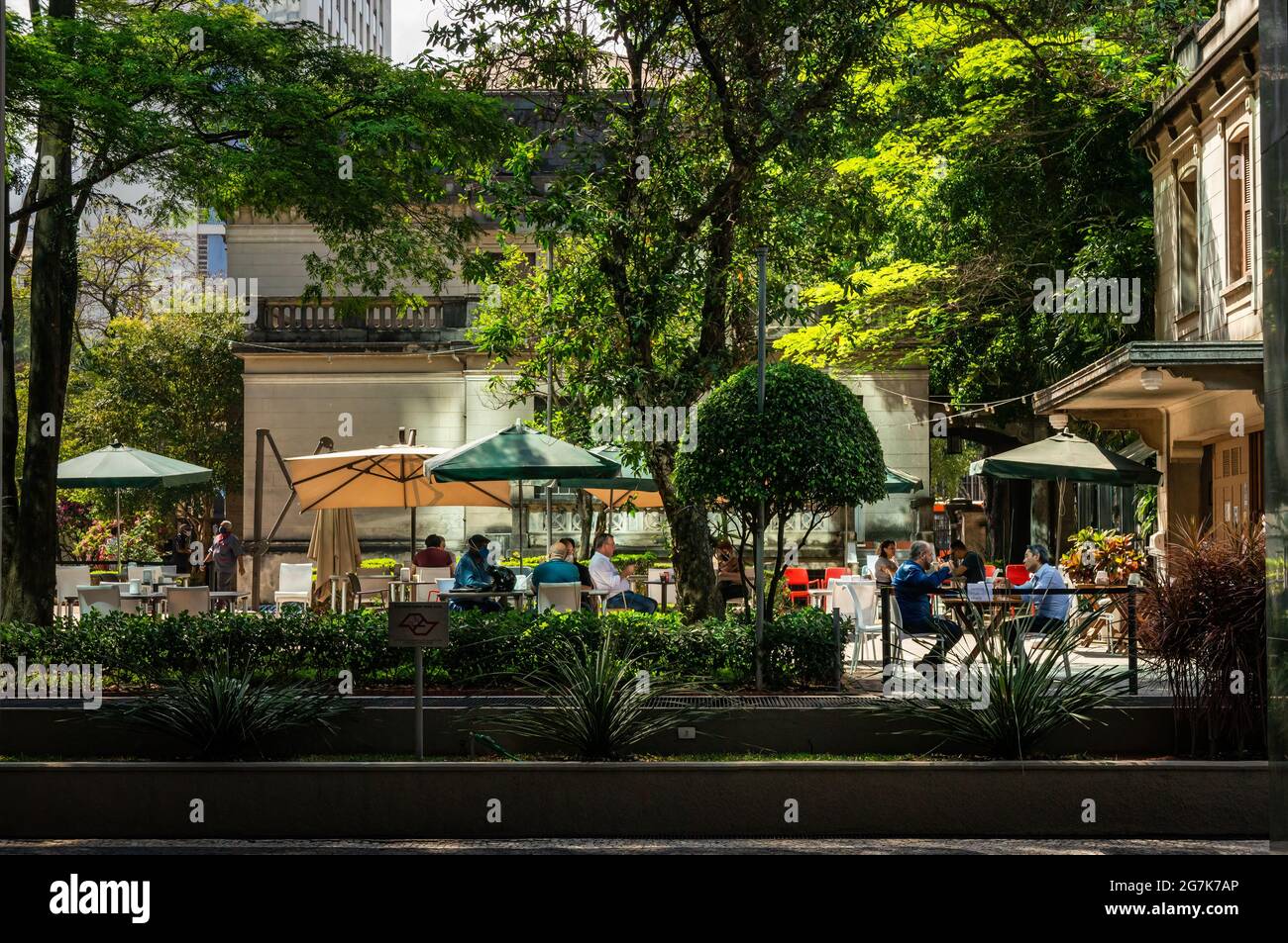 Mesas exteriores del restaurante y cafetería situadas en los jardines de la  finca Casa das Rosas, donde los trabajadores de la zona pueden relajarse un  poco Fotografía de stock - Alamy