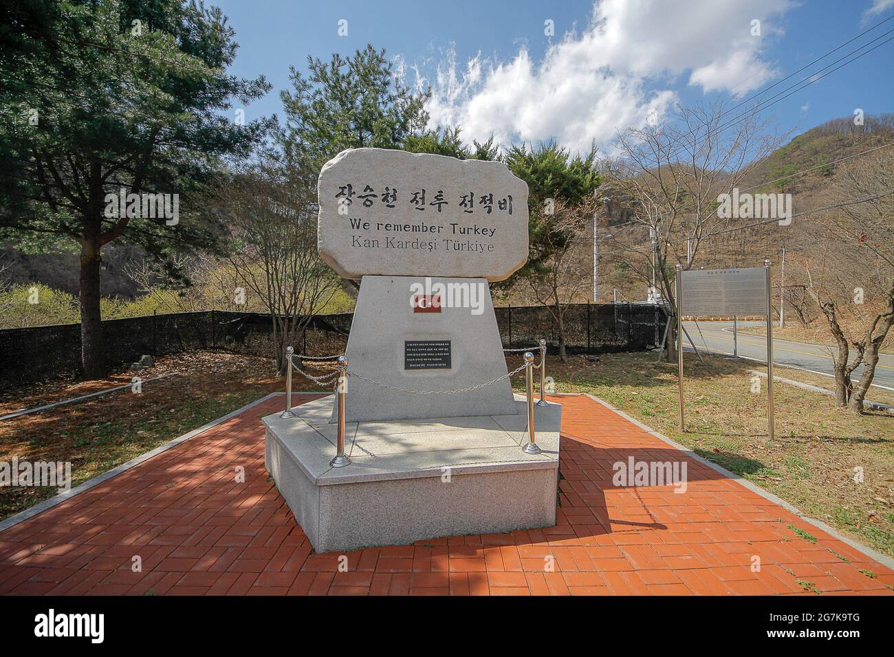 11 de abril de 2018-Goyang, Corea del Sur-Una vista de Jangseung chun monumento de la batalla memoris en Cheorwon, Corea del Sur. La batalla de JangseungChun fue la operación exitosa realizada del 22nd al 23rd de abril de 1951. Fue ejecutado por el Ejército Turco asignado a la división de 25th del Ejército de los Estados Unidos. La operación se llevó a cabo hoy en día en la zona operativa de la división de Corea del Sur de 5th. La batalla de Jangseungchun recibe su nombre citando el nombre de Jang Seung Stream, que fluye a través del valle de Dong-mak. Es triste, sin embargo, que 65 murieron, 105 desaparecieron y 35 fueron heridos en el batallón Foto de stock