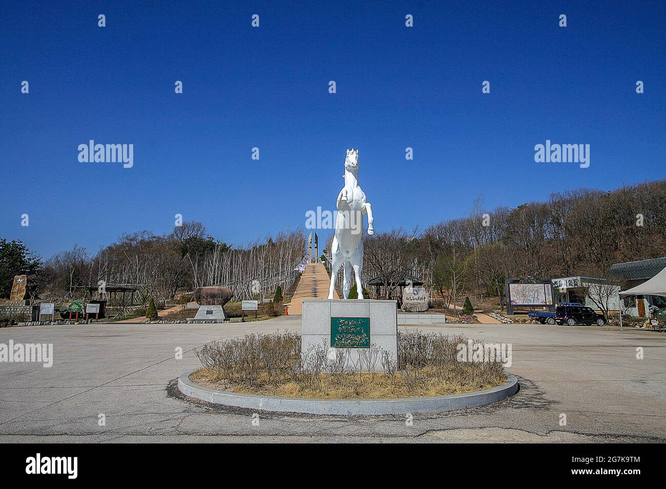 11 de abril de 2018-Goyang, Corea del Sur-Una vista de la batalla de Corea del monumento conmemorativo del caballo blanco en Cheorwon, Corea del Sur. La batalla del caballo blanco fue otra en una serie de sangrientas batallas por posiciones dominantes en la cima de la colina durante la guerra de Corea. Baengma-goji era una colina de 395 metros (1.296 pies) en el Triángulo del Hierro, formada por Pyonggang en su pico y Gimhwa-eup y Cheorwon en su base, era una ruta estratégica de transporte en la región central de la península de Corea. White Horse fue la cresta de una masa forestal de colinas que se extendió en dirección noroeste-sureste por aproximadamente 3 km (dos millas), pa Foto de stock