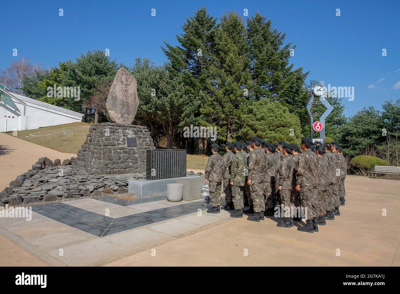 11 de abril de 2018-Goyang, Corea del Sur-soldados del Ejército de Corea del Sur visitan la batalla del monumento conmemorativo del caballo blanco en Cheorwon, Corea del Sur. La batalla del caballo blanco fue otra en una serie de sangrientas batallas por posiciones dominantes en la cima de la colina durante la guerra de Corea. Baengma-goji era una colina de 395 metros (1.296 pies) en el Triángulo del Hierro, formada por Pyonggang en su pico y Gimhwa-eup y Cheorwon en su base, era una ruta estratégica de transporte en la región central de la península de Corea. White Horse fue la cresta de una masa boscosa en una colina que se extendió en dirección noroeste-sureste por aproximadamente dos millas Foto de stock
