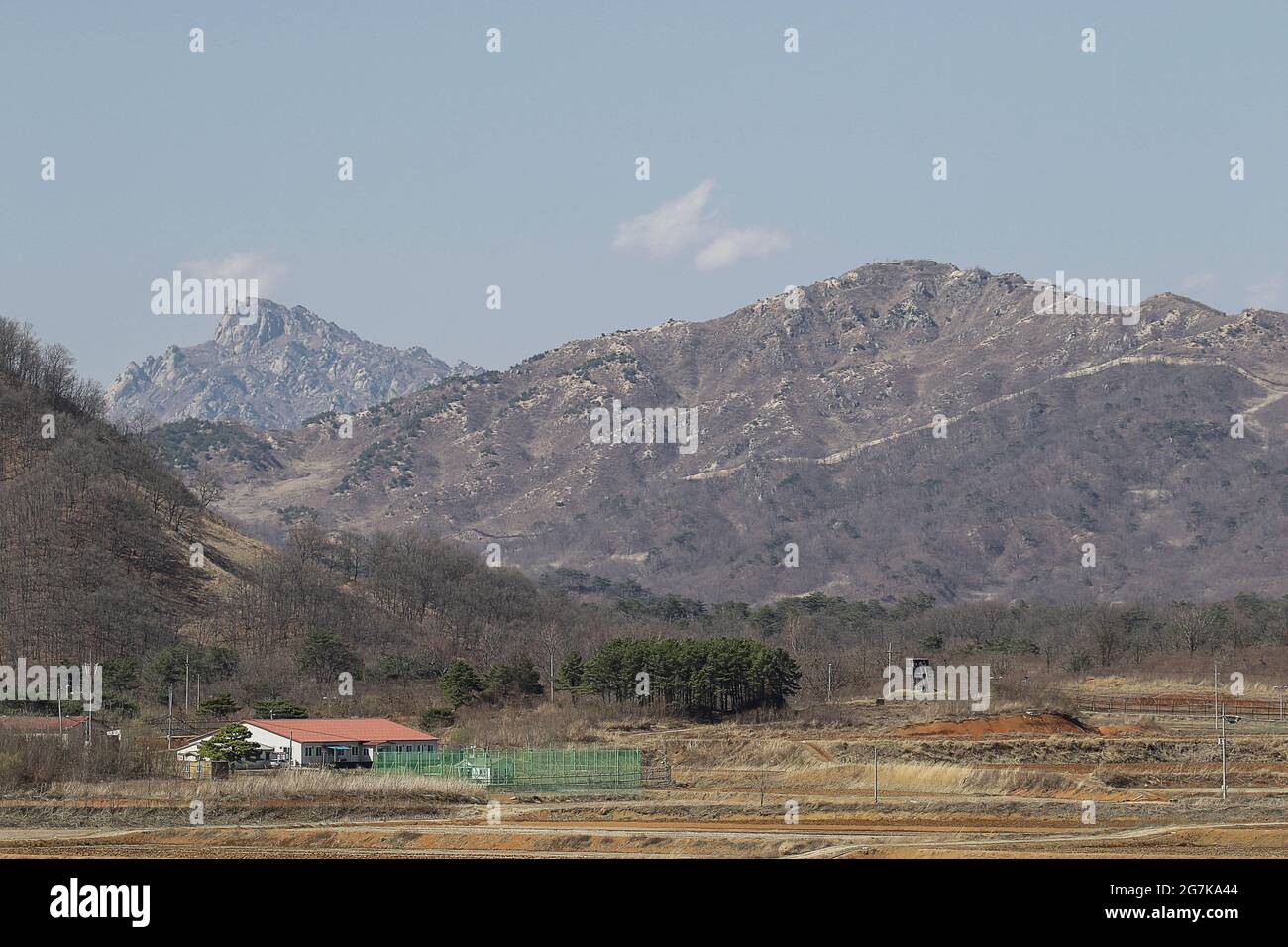 11 de abril de 2018-Goyang, Corea del Sur-Una visión de la batalla de la guerra de Corea del caballo blanco y la Línea de Control Civil en Cheorwon, Corea del Sur. La batalla del caballo blanco fue otra en una serie de sangrientas batallas por posiciones dominantes en la cima de la colina durante la guerra de Corea. Baengma-goji era una colina de 395 metros (1.296 pies) en el Triángulo del Hierro, formada por Pyonggang en su pico y Gimhwa-eup y Cheorwon en su base, era una ruta estratégica de transporte en la región central de la península de Corea. White Horse fue la cresta de una masa boscosa en una colina que se extendió en dirección noroeste-sureste por aproximadamente dos millas Foto de stock