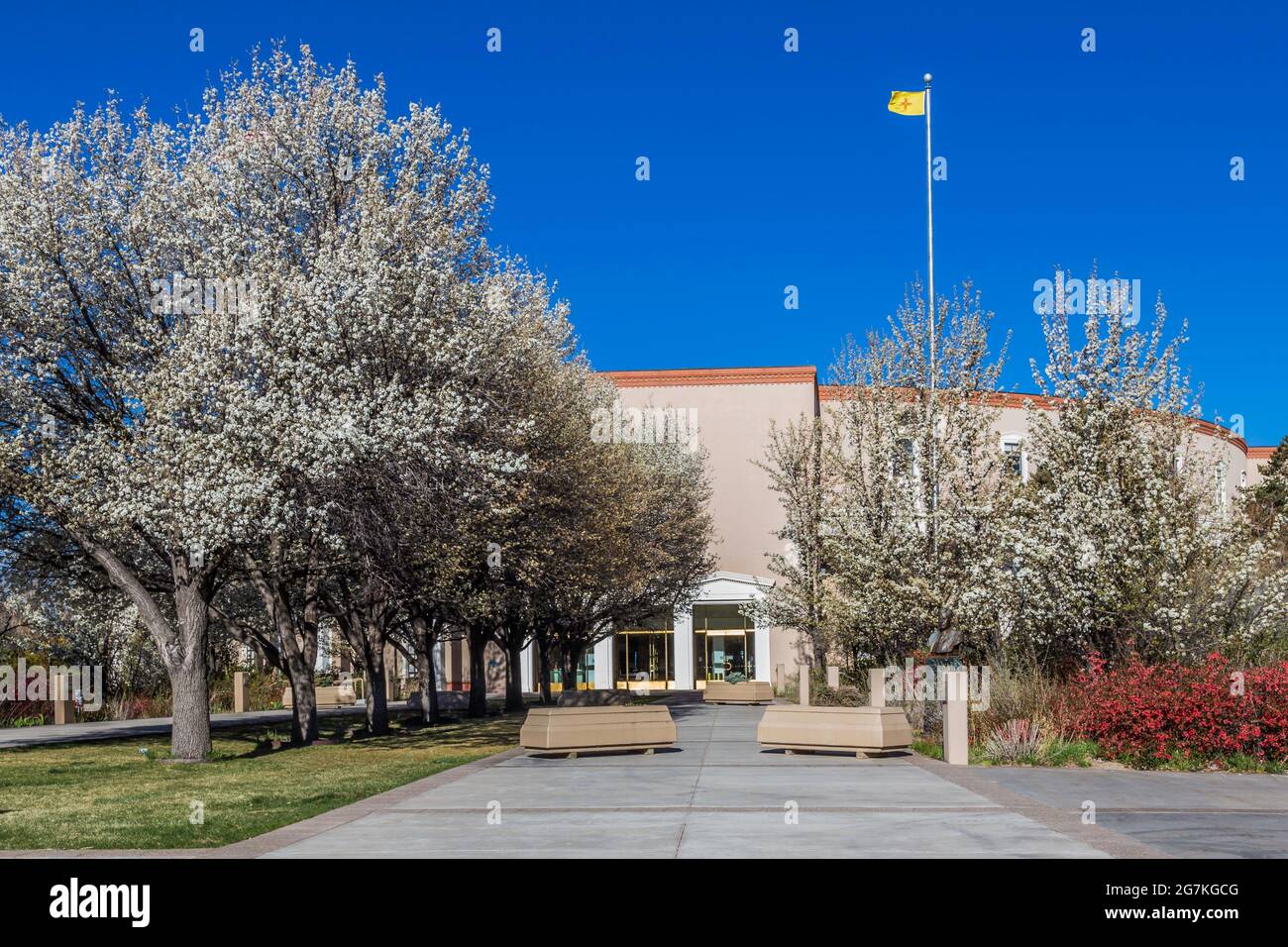 Santa Fe, Nuevo México, EE.UU., 7 de abril de 2014: Capital del Estado, edificio, con árboles de pera en flor. Foto de stock
