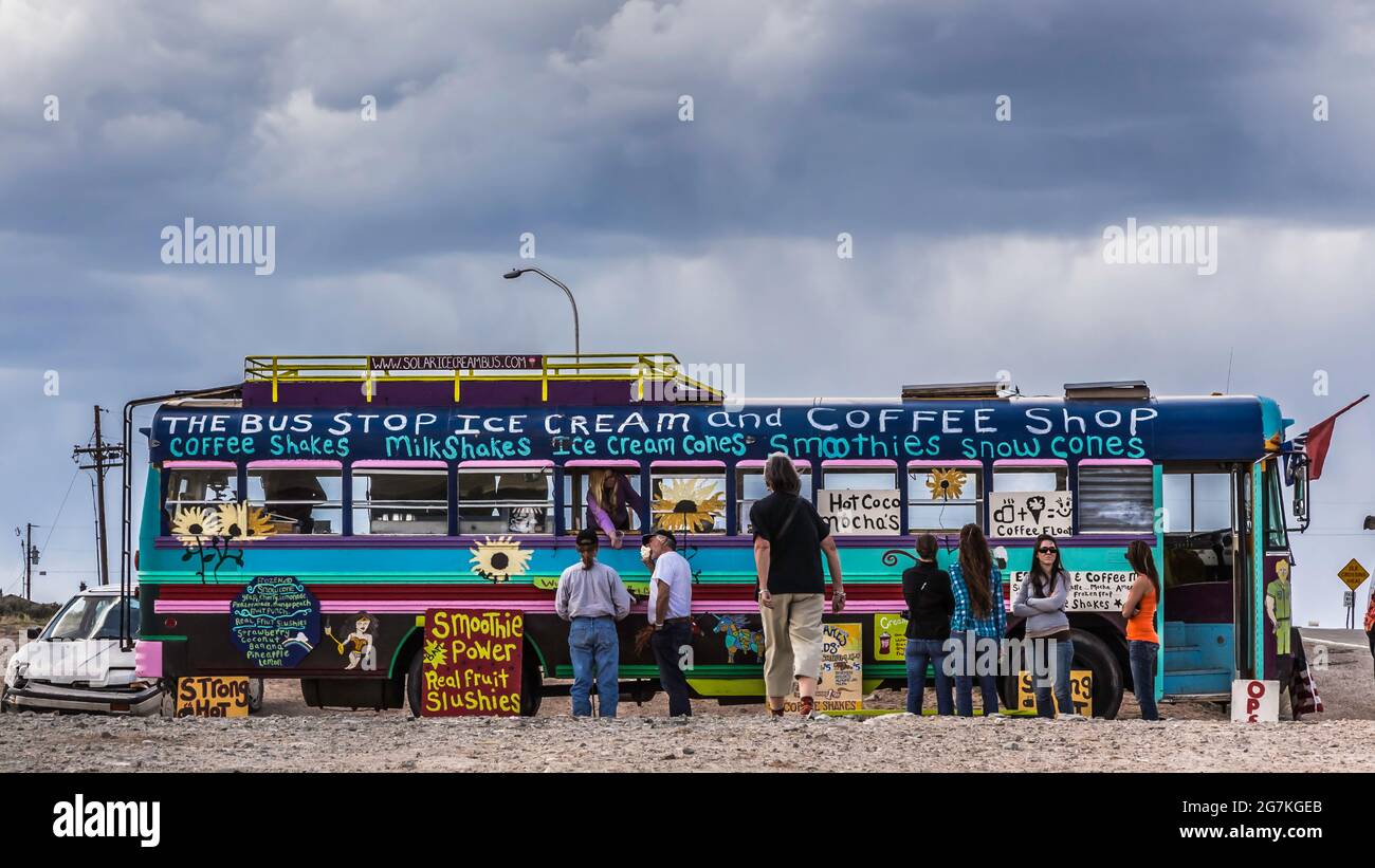 Rio Grande Gorge, Nuevo México, EE.UU., 12 de abril de 2014: El Bus Stop Ice Cream and Coffee Shop. Cerca de Taos. Foto de stock
