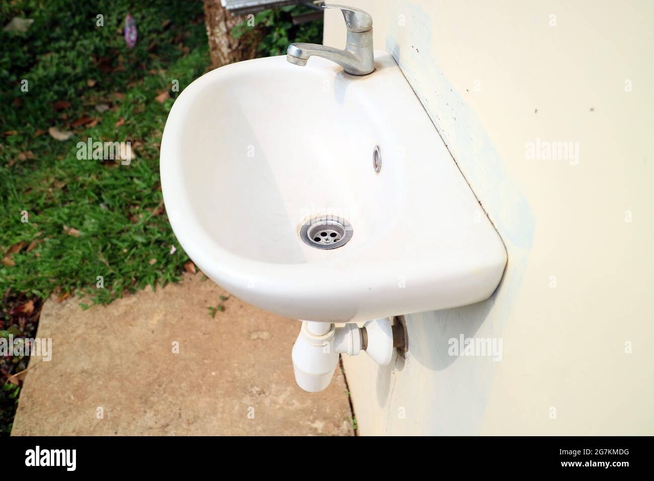 lavabo blanco contra la pared en una foto del jardín Fotografía de stock -  Alamy