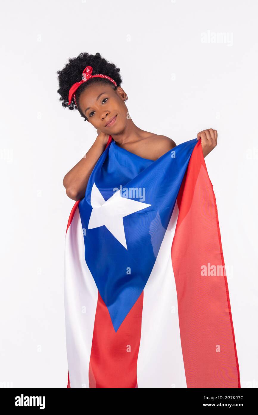 Linda mujer latina con amor sosteniendo la bandera de Puerto Rico: Concepto  patriótico Fotografía de stock - Alamy