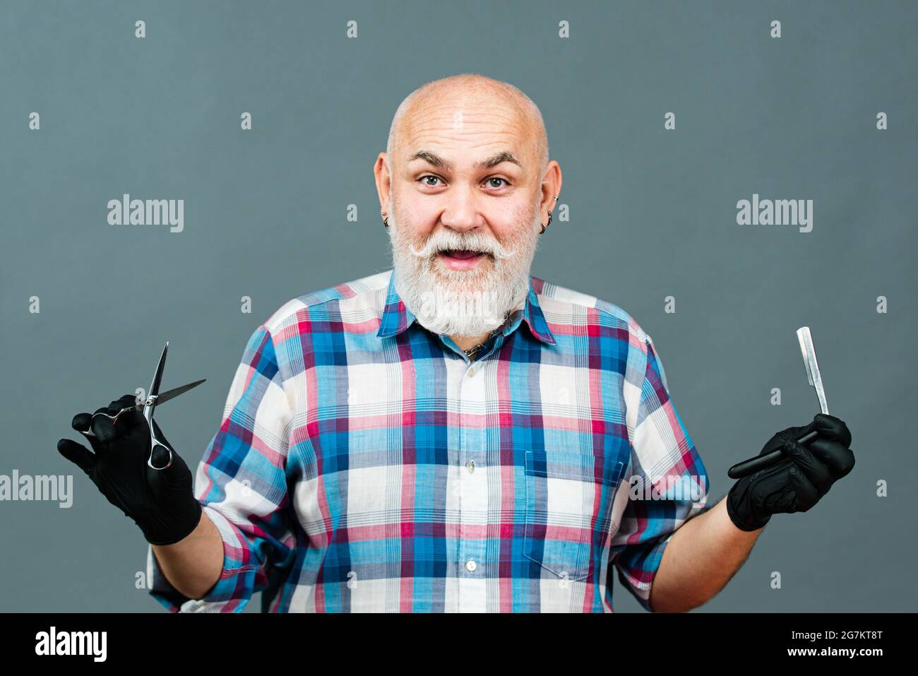 Hombre con barba en el barbero Fotografía de stock - Alamy