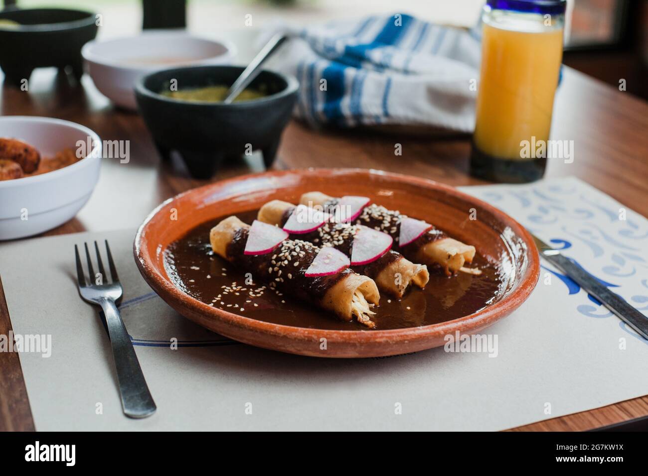 Enchiladas de pollo mexicano con Mole Poblano tradicional, cocina