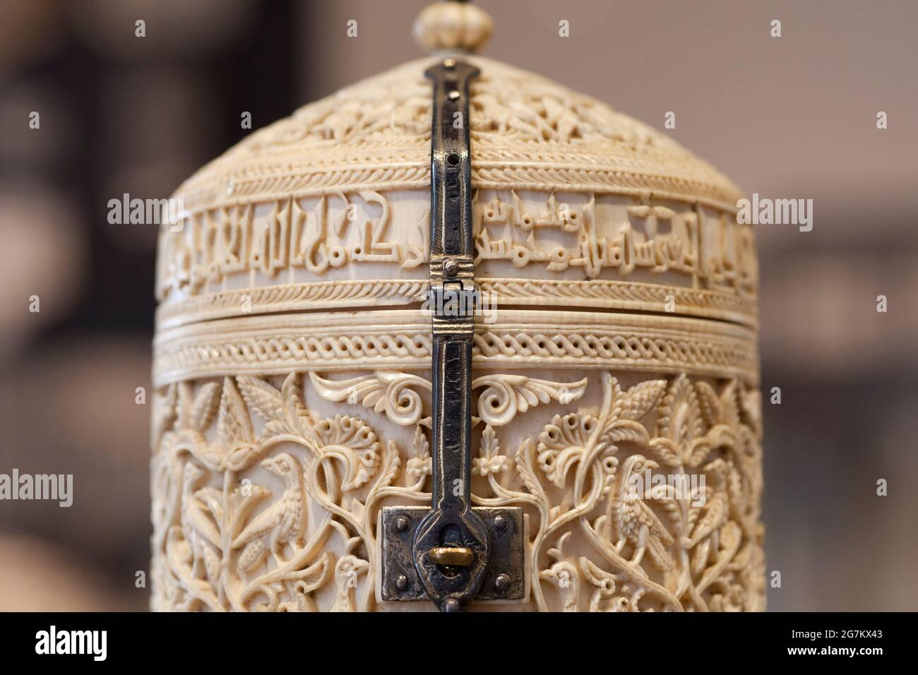 Zamora jar. Antigua caja de marfil hecha durante la Edad Media árabe en  España en el Museo Arqueológico Nacional de Madrid Fotografía de stock -  Alamy