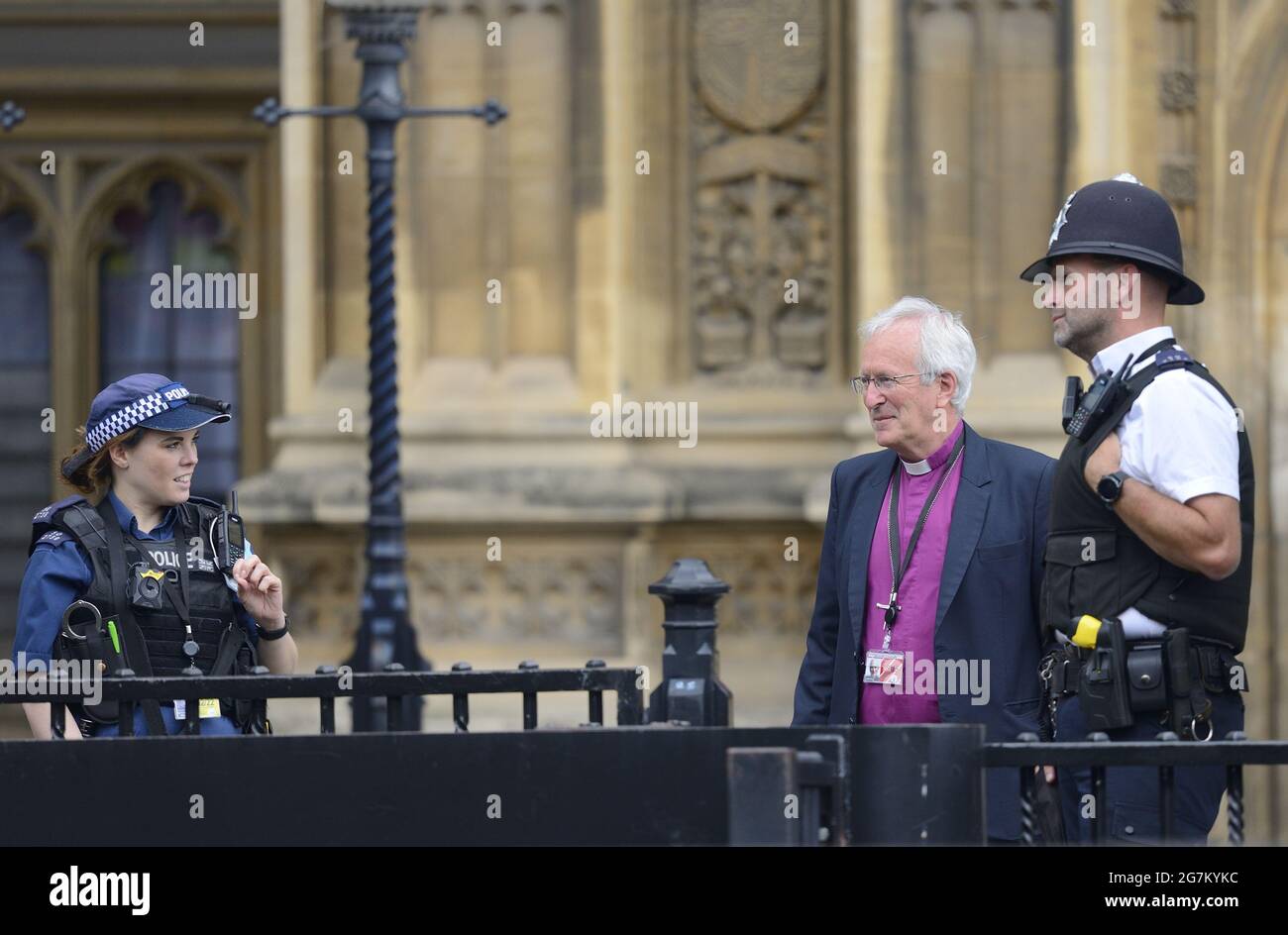 El Reverendo de la derecha David Urquhart, Obispo de Birmingham, hablando con oficiales de policía fuera de la Cámara del Parlamento, Westminster, Londres Foto de stock