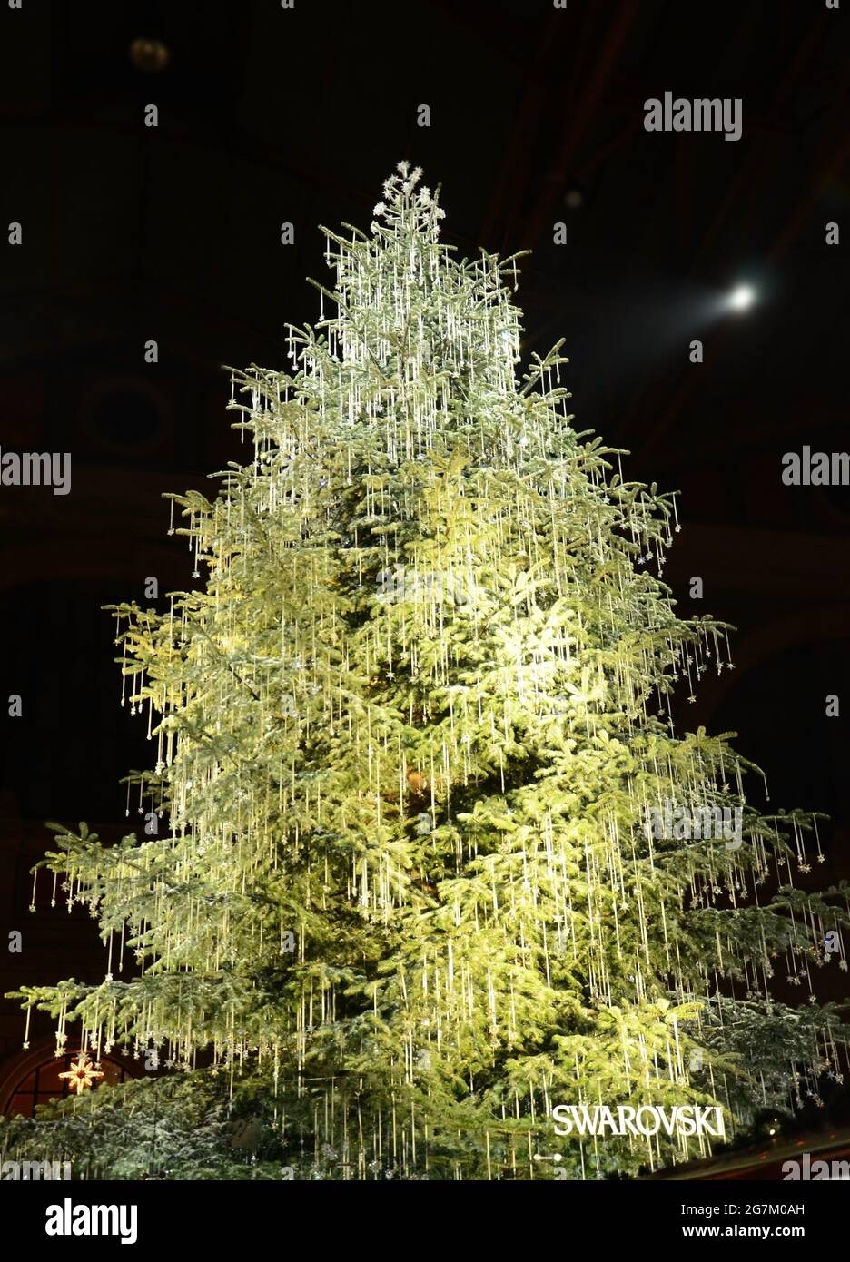 Moler pivote Estresante Árbol de Navidad decorado con adornos de cristal Swarovski en la estación  de tren de Zurich, Suiza Fotografía de stock - Alamy