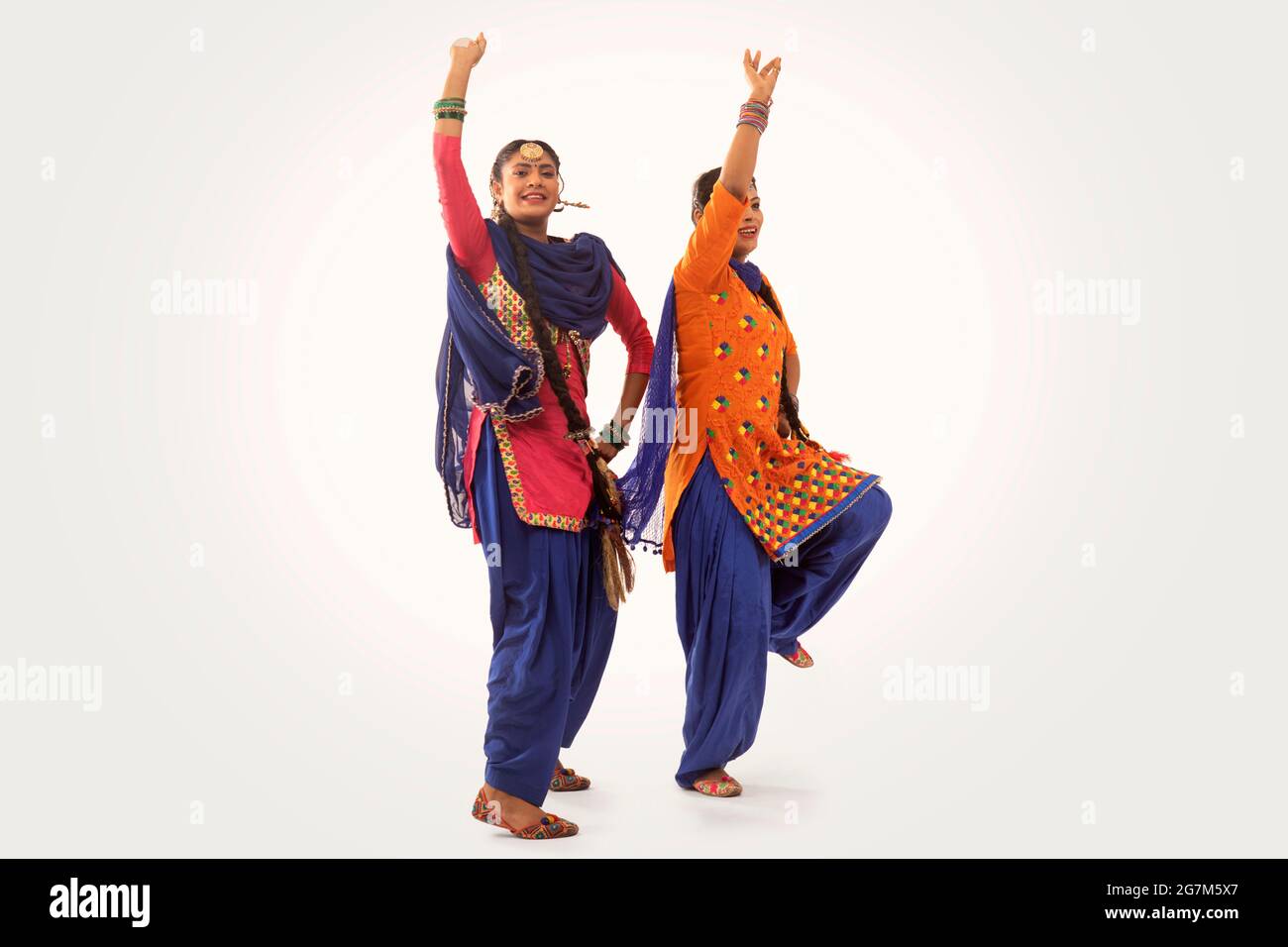 Dos bailarines Giddha realizando un paso de baile junto con las manos en el  aire Fotografía de stock - Alamy