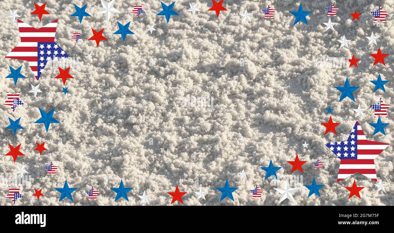 Imagen generada digitalmente del diseño de la bandera estadounidense sobre estrellas contra arena en el fondo Foto de stock