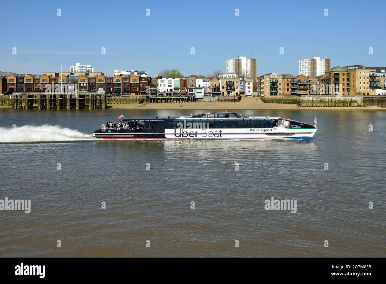 Barco Uber Thames Clippers, río Támesis, Limehouse, East London, Reino Unido Foto de stock