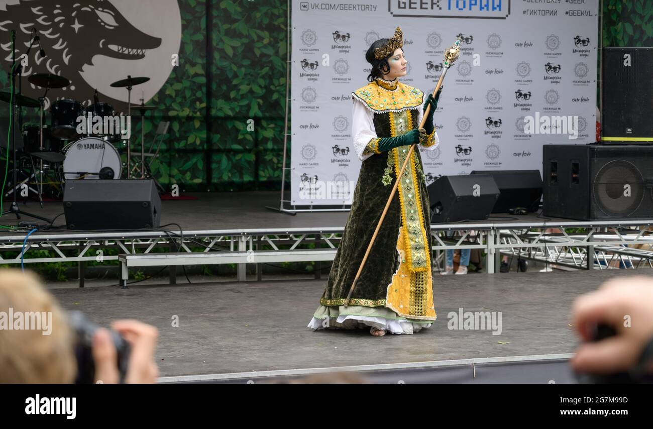 VLADIVOSTOK, RUSIA - 20 DE JULIO de 2019: Festival sobre el juego y una serie de libros serie Witcher. Mujer en un hermoso vestido verde oscuro con un personal Fotografía de stock - Alamy VLADIVOSTOK, RUSIA - 20 DE JULIO de 2019: Festival sobre el juego y una serie de libros serie Witcher. Mujer en un hermoso vestido verde oscuro con un personal Fotografía de stock - Alamy