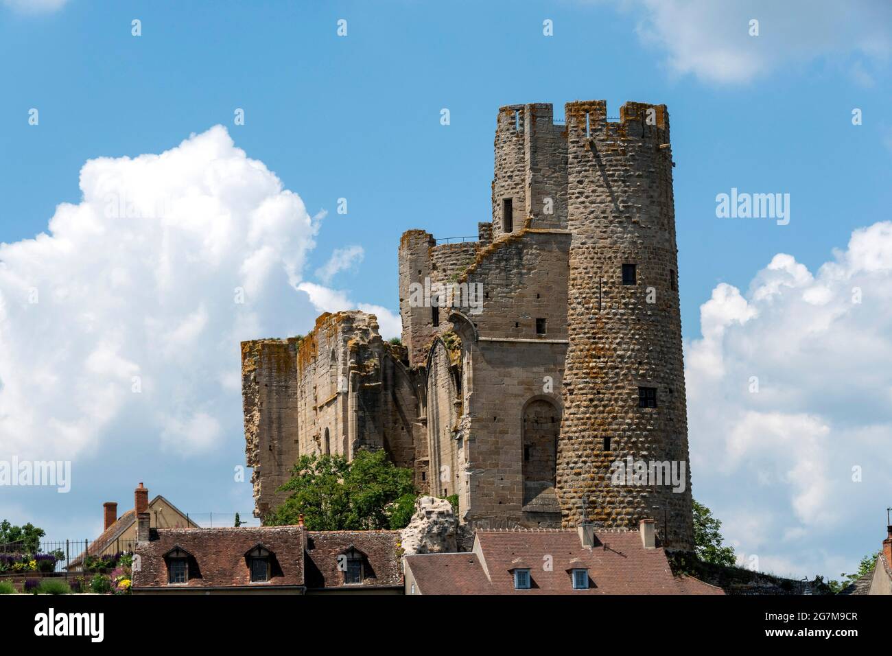 Bourbon l'Archambault etiqueta pequeña ciudad de carácter, vista sobre el castillo medieval, departamento de Allier, Auvernia-Rhone-Alpes, Francia, Europa Foto de stock