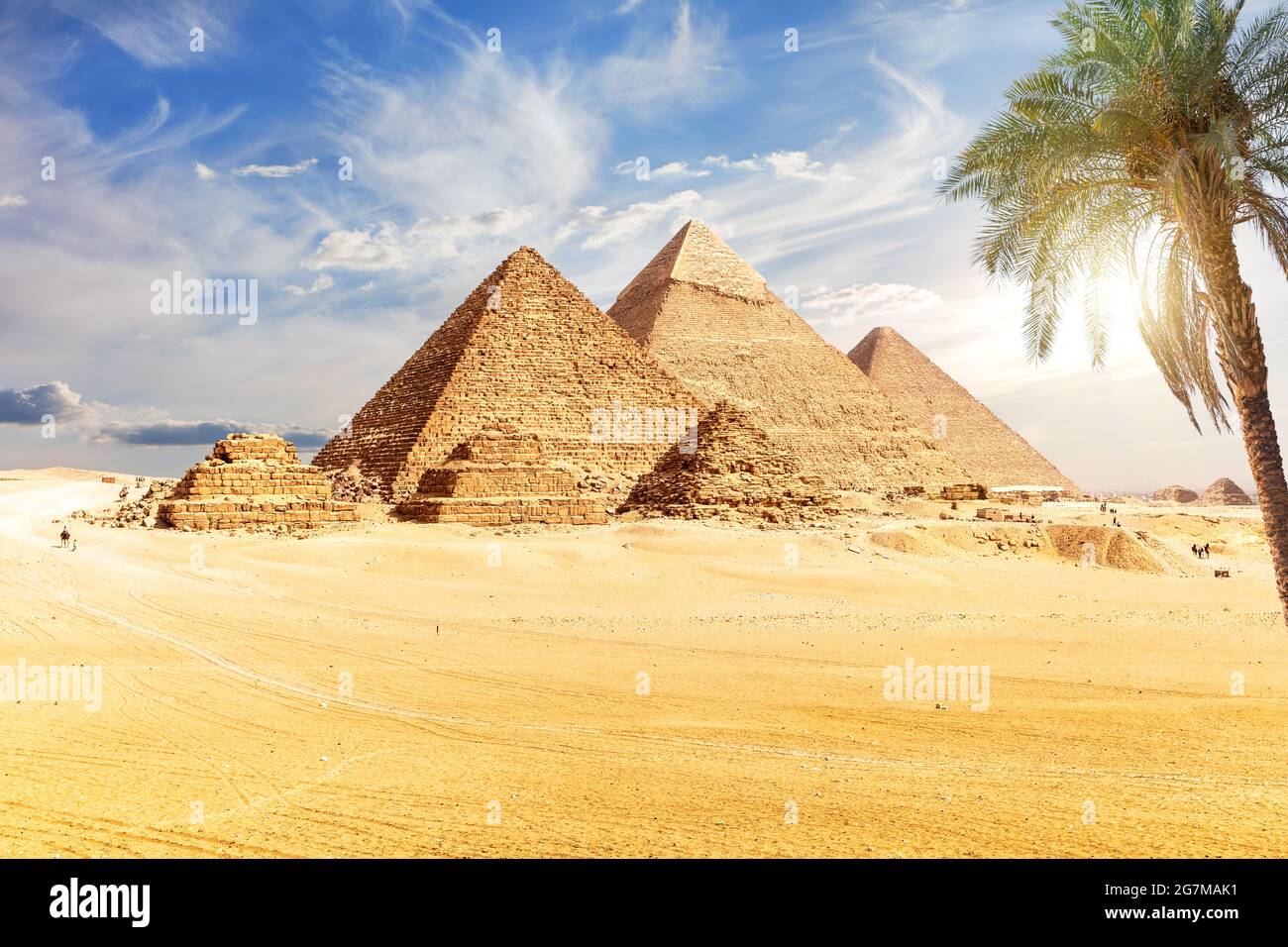 Vista principal de las pirámides de Giza, maravilla del mundo de Egipto. Foto de stock
