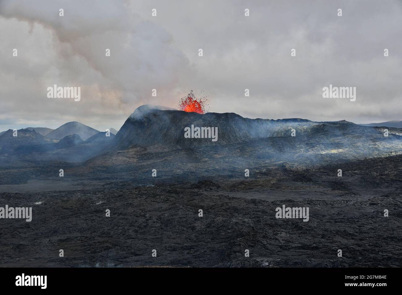 Erupción en el volcán Geldingadalir Foto de stock