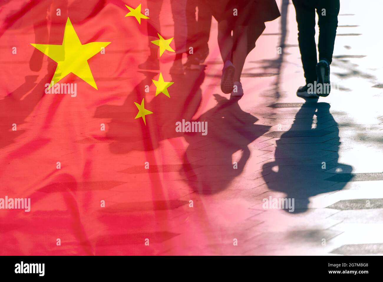 Sombras de la gente en el camino y la Bandera de China concepto imagen Foto de stock