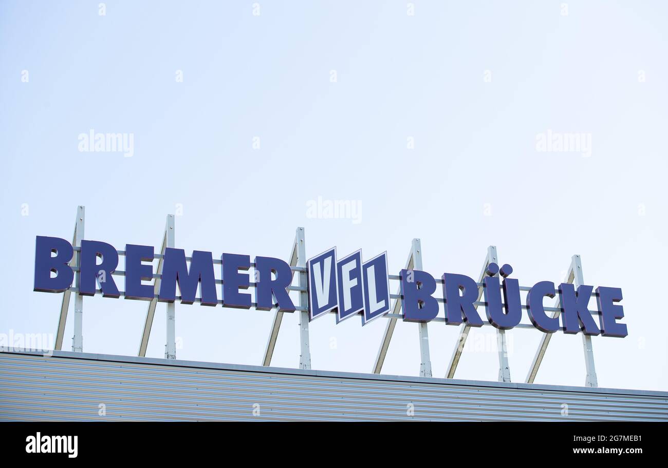 15 de julio de 2021, Baja Sajonia, Osnabrück: Fútbol: 3. liga, sesión de fotos VfL Osnabrück para la temporada 2021/22 en el estadio de Bremer Brücke. Foto: Frido Gentsch/dpa Foto de stock