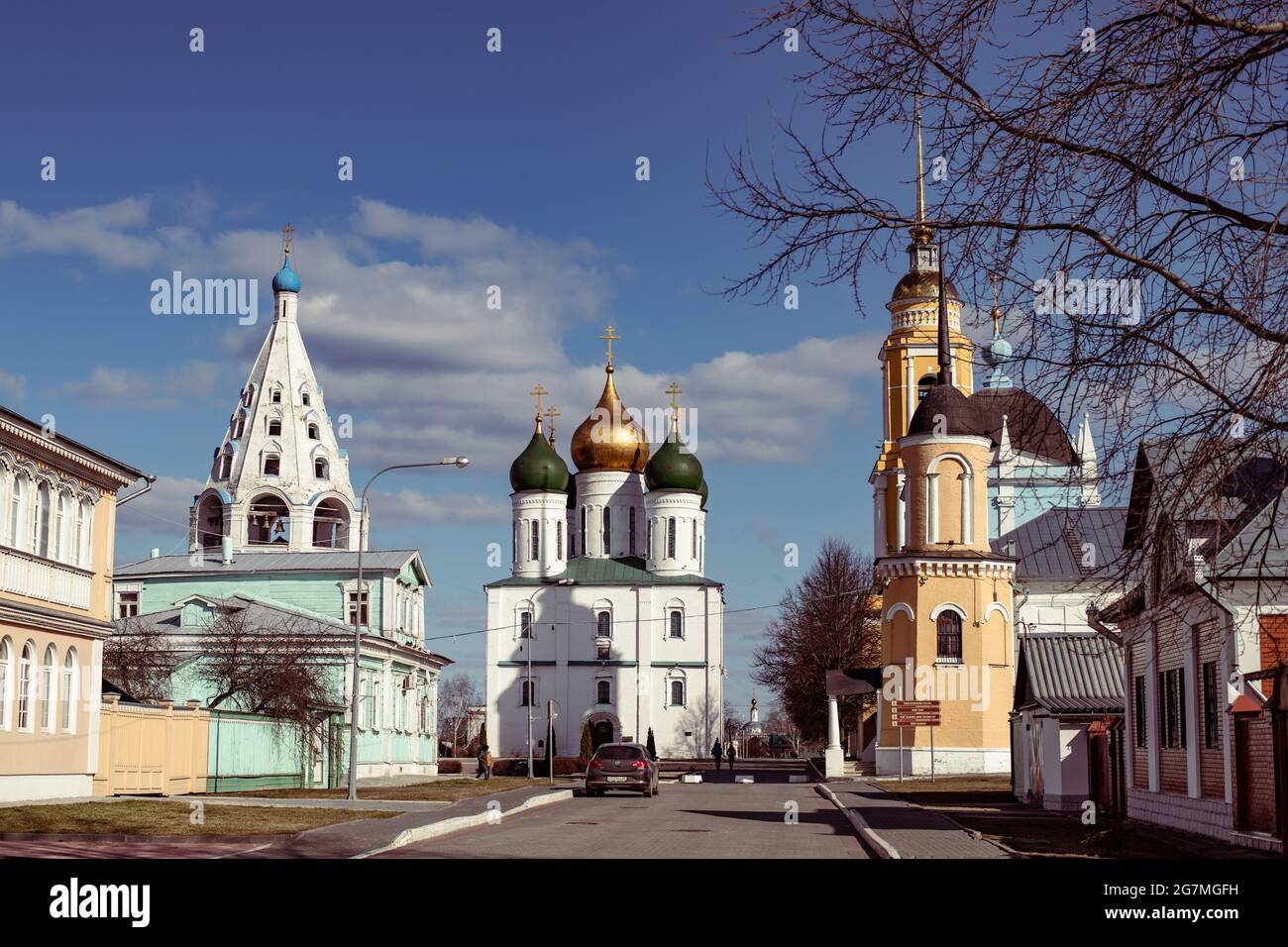 KOLOMNA, RUSIA - 23 DE MARZO de 2020: Plaza de la Catedral e Iglesias y Templos en el verano en Kolomna Kremlin en Kolomna, Rusia Foto de stock