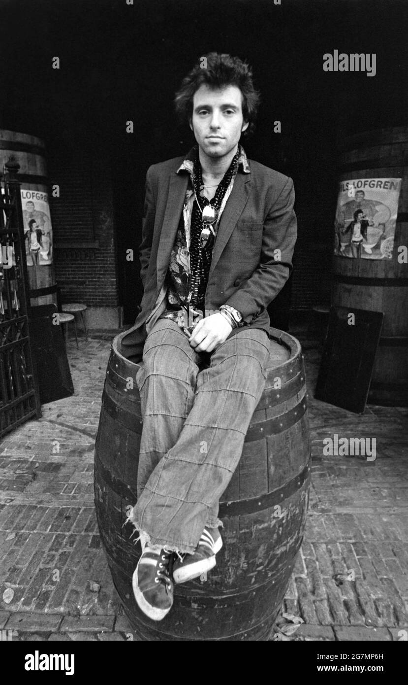 Nils Lofgren durante un fotohoot en Amsterdam, Países Bajos, 1975 (Foto Gijsbert Hanekroot) Foto de stock