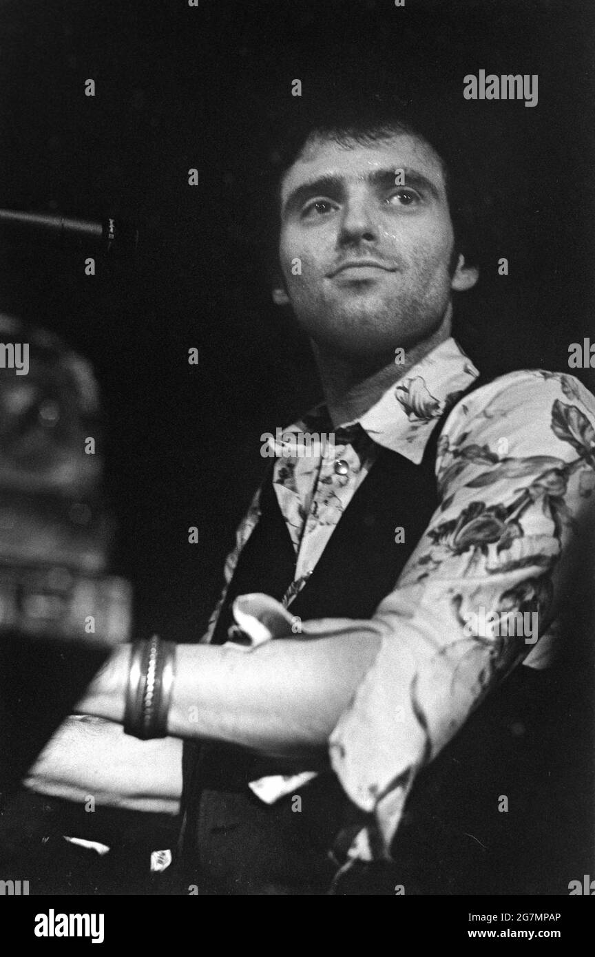 Nils Lofgren actúa en directo en Amsterdam, Países Bajos, 1975 (Foto de Gijsbert Hanekroot) Foto de stock
