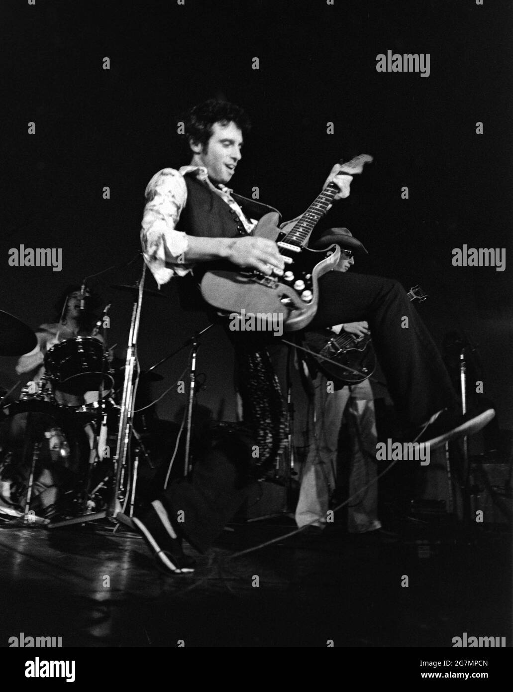 Nils Lofgren actúa en directo en Amsterdam, Países Bajos, 1975 (Foto de Gijsbert Hanekroot) Foto de stock