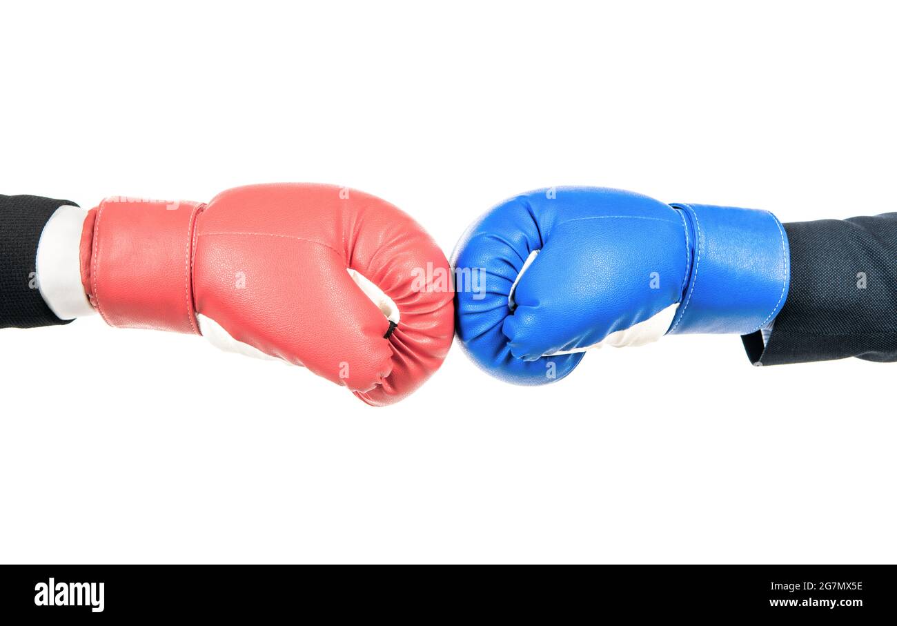 Desafío para luchar. Guante de boxeo rojo contra guante azul. Competencia empresarial Foto de stock