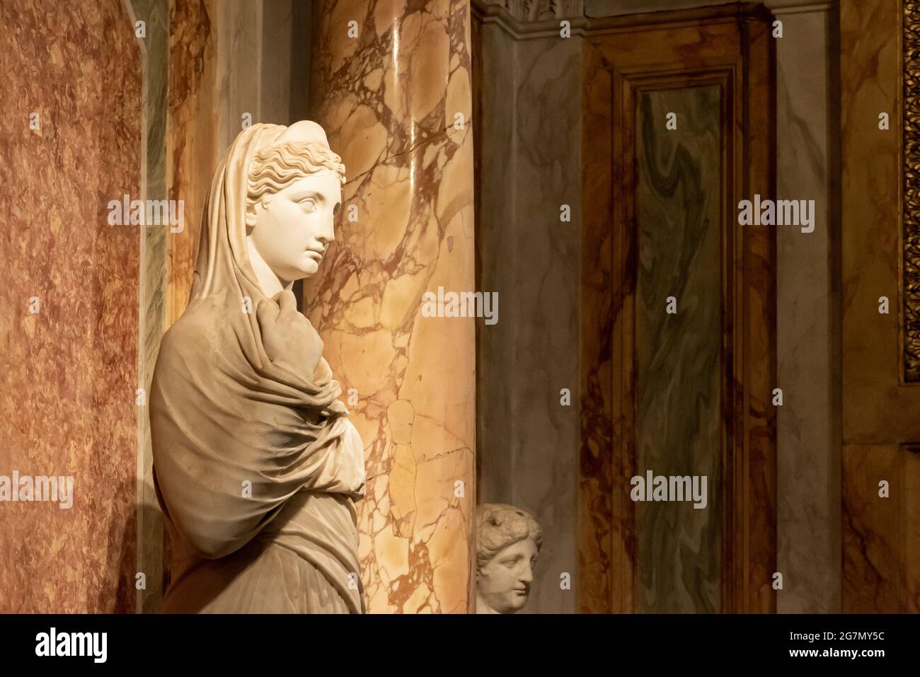Antigua estatua de mármol en perfil de mujer romana con velo Fotografía de  stock - Alamy