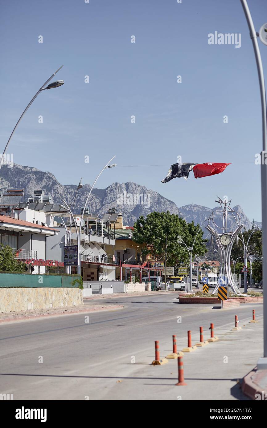 Kemer, Turquía - 24 de mayo de 2021: Día Nacional en Turquía. Bandera turca y bandera del presidente sobre fondo del cielo azul. Vista de la calle Kemer. Pho. De alta calidad Foto de stock