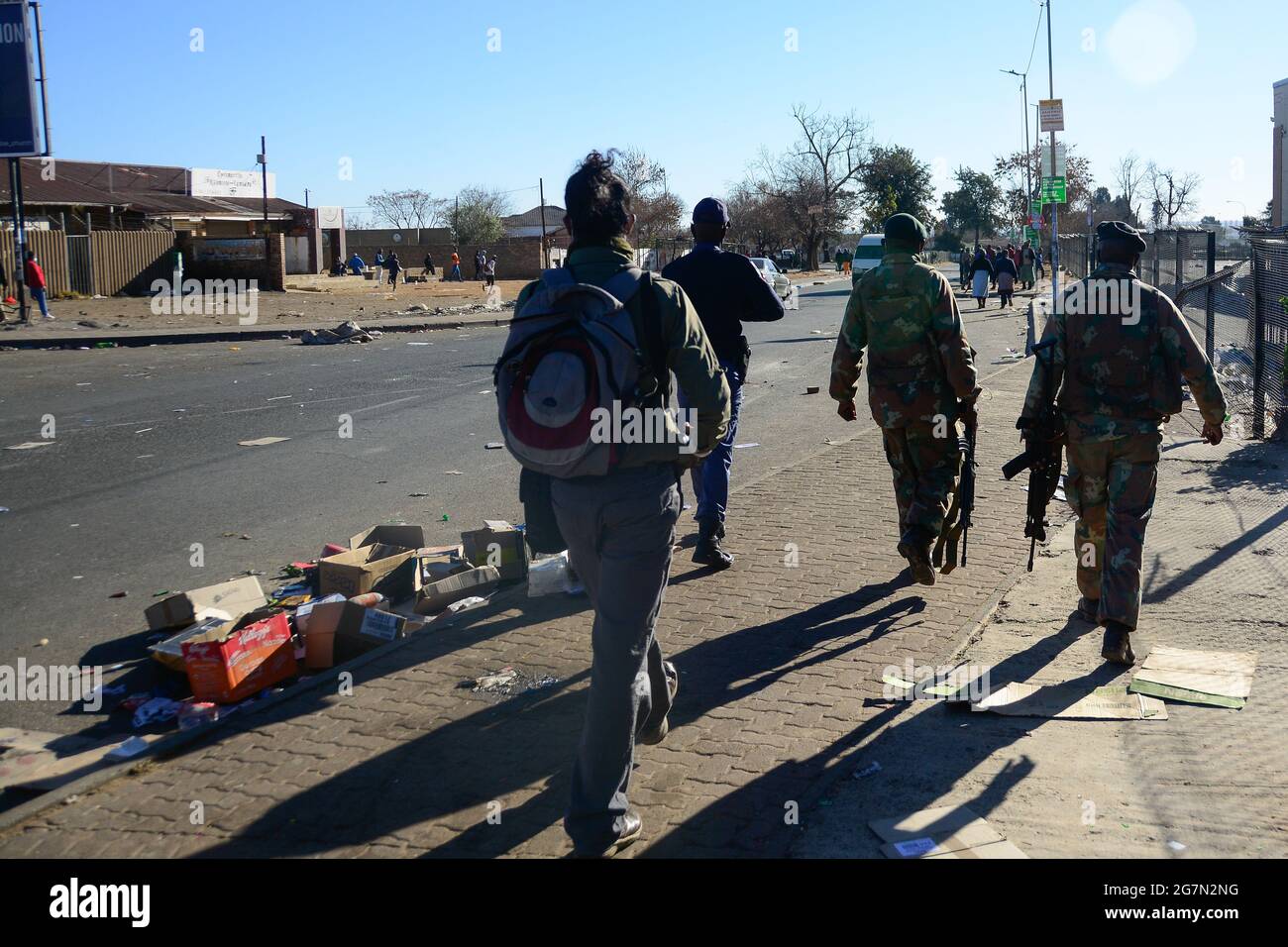 Los militares sudafricanos patrullan las calles de Soweto para ayudar a aplastar la violencia y los saqueos de las turbas como disturbios provocados por el encarcelamiento del ex presidente Jacob Foto de stock