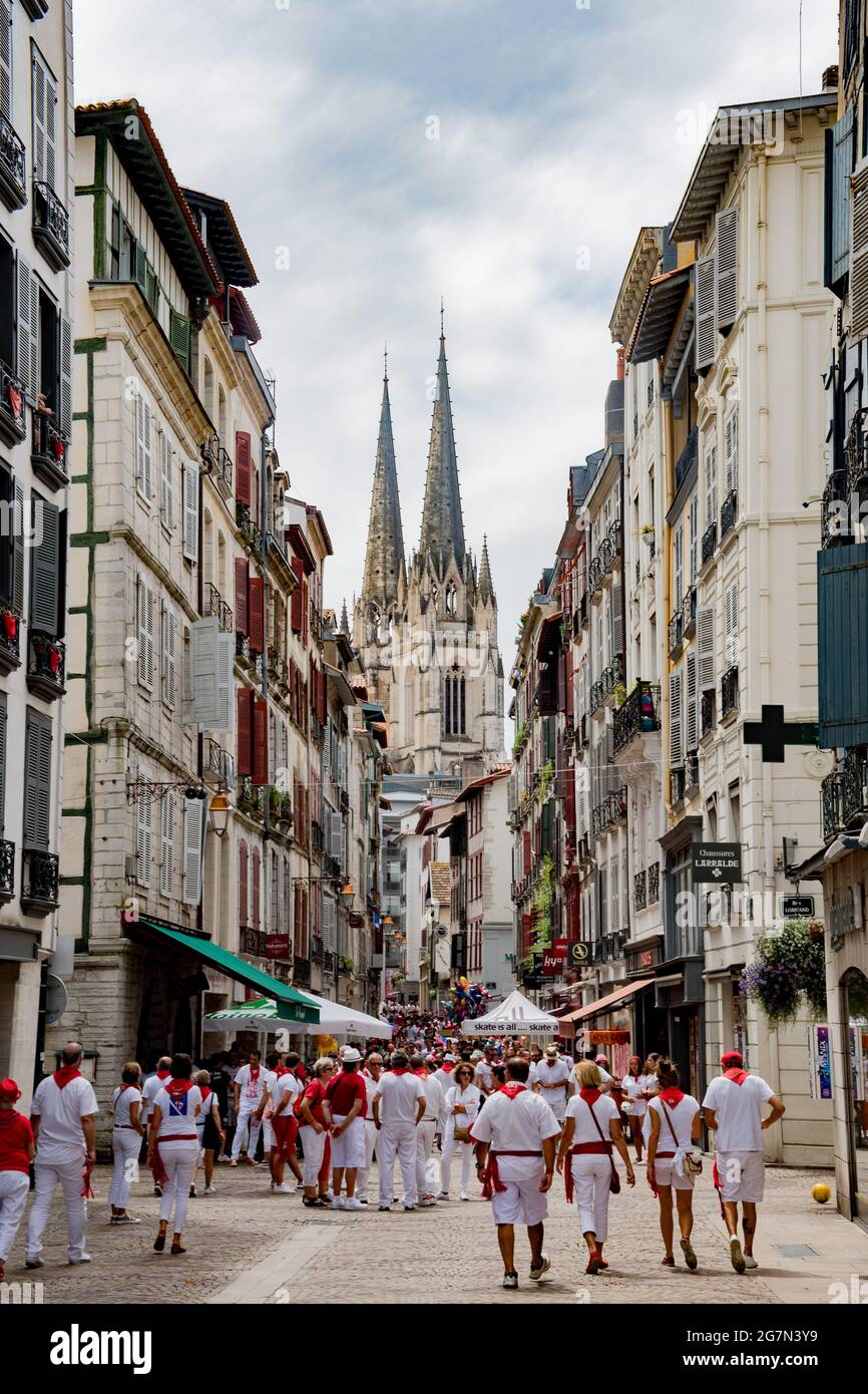 El pañuelo rojo sobre el festival en el visitante Fetes de Bayonne