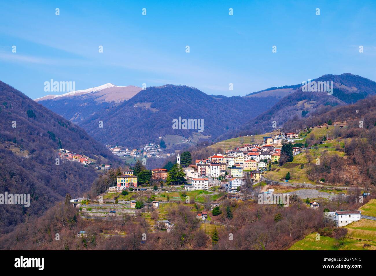 Pueblo Bruzella en Ticino (Suiza) Foto de stock