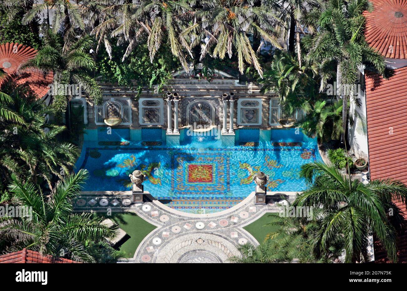 Miami Beach, Estados Unidos. 29th de junio de 2007. En esta fotografía se puede ver una vista aérea de la antigua mansión Gianni Versace, ahora conocida como Casa Casuarina. Este es el 10th aniversario de la muerte de Gianni Versace. (Foto de Al Diaz/Miami Herald/MCT/Sipa USA) Crédito: SIPA USA/Alamy Live News Foto de stock