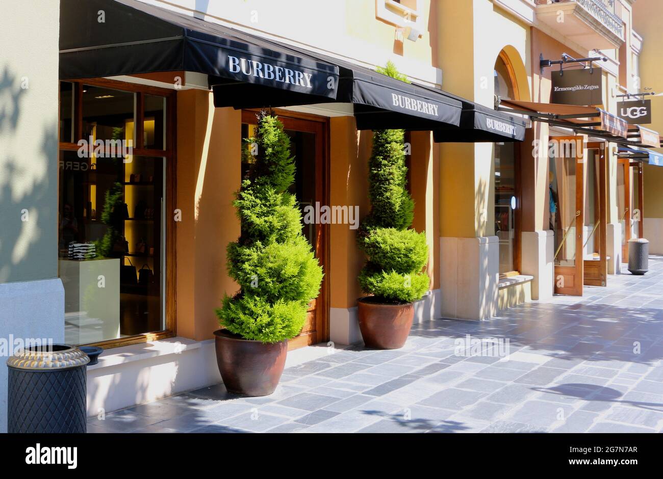 Entrada a la tienda de Burberry con arbustos topiarios Las Rozas Madrid  España Verano Fotografía de stock - Alamy
