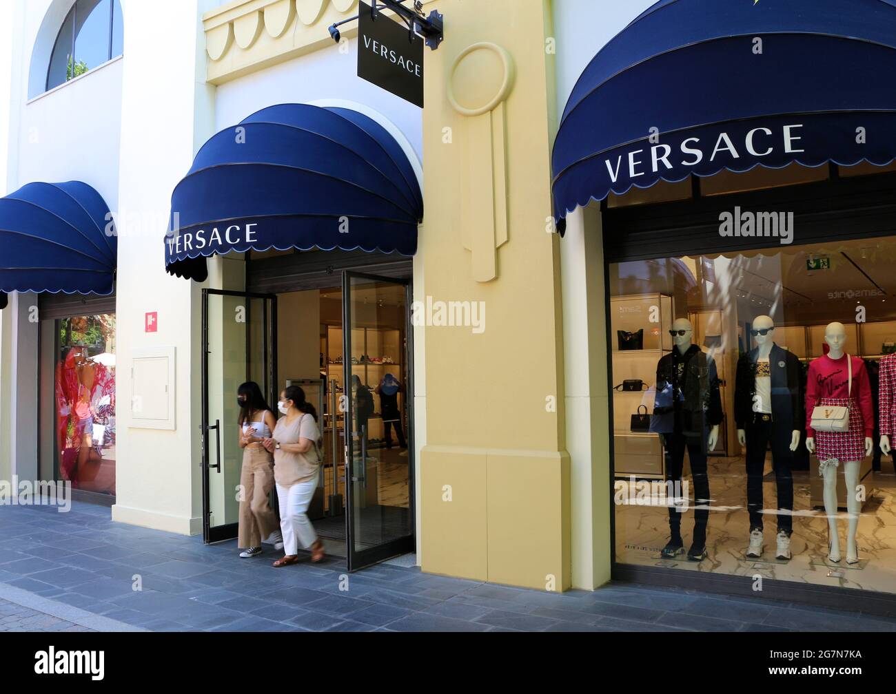 Entrada a la tienda Versace Las Rozas Madrid España Fotografía de stock -  Alamy