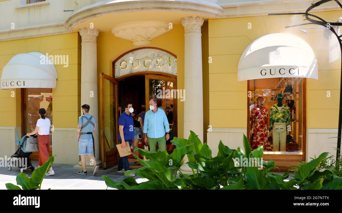 Gucci frente a la tienda Las Rozas Shopping Mall Madrid España Fotografía  de stock - Alamy