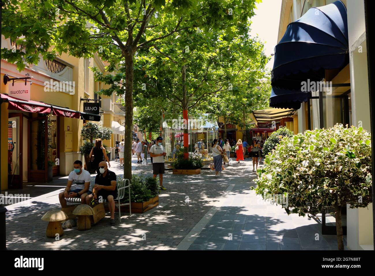 Temblar Bonito Meloso Vista del centro comercial peatonal Las Rozas en verano Madrid España  Fotografía de stock - Alamy