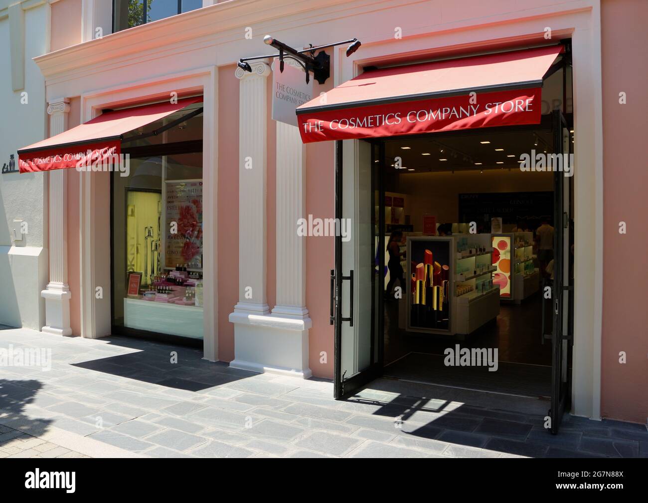 Tienda en la tienda Cosmetics Company Store en el centro comercial Las Rozas  en Madrid España en una calurosa tarde de verano Fotografía de stock - Alamy