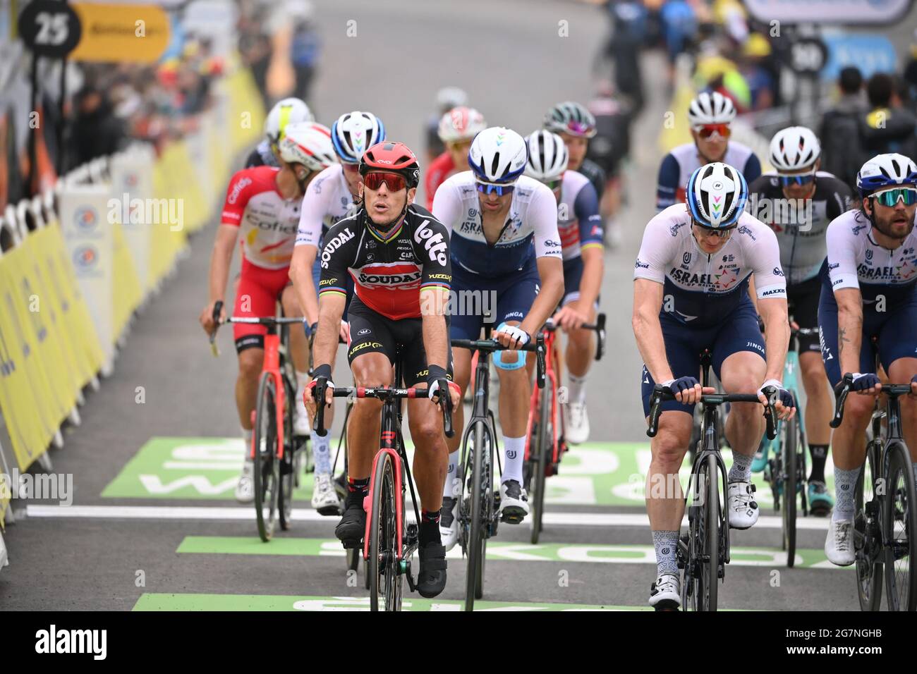 simbólico Cierto estoy de acuerdo con El belga Philippe Gilbert de Lotto Soudal (L) cruza la línea de meta de la  etapa 18 de la edición 108th de la carrera ciclista Tour de France, de Pau  a Fotografía
