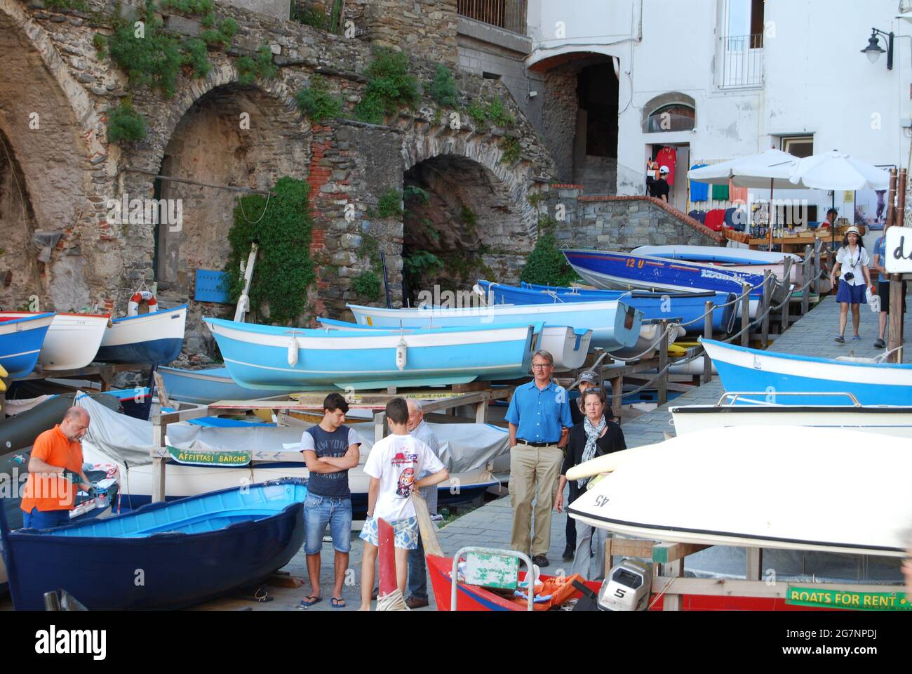 Cinque Terre Italia: Monterosso, Vernazza, Corniglia, Manarola y Riomaggiore. Cinque Terre, cinco ciudades, es una cadena de cinco pueblos pesqueros. Foto de stock