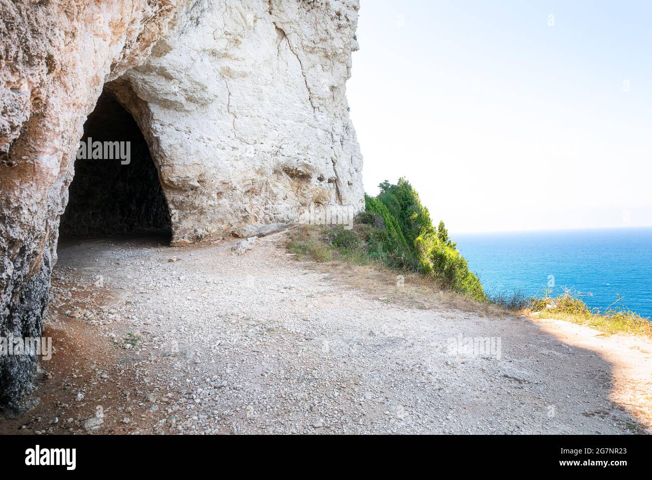 Túnel de tren abandonado en el mar en Líbano Foto de stock