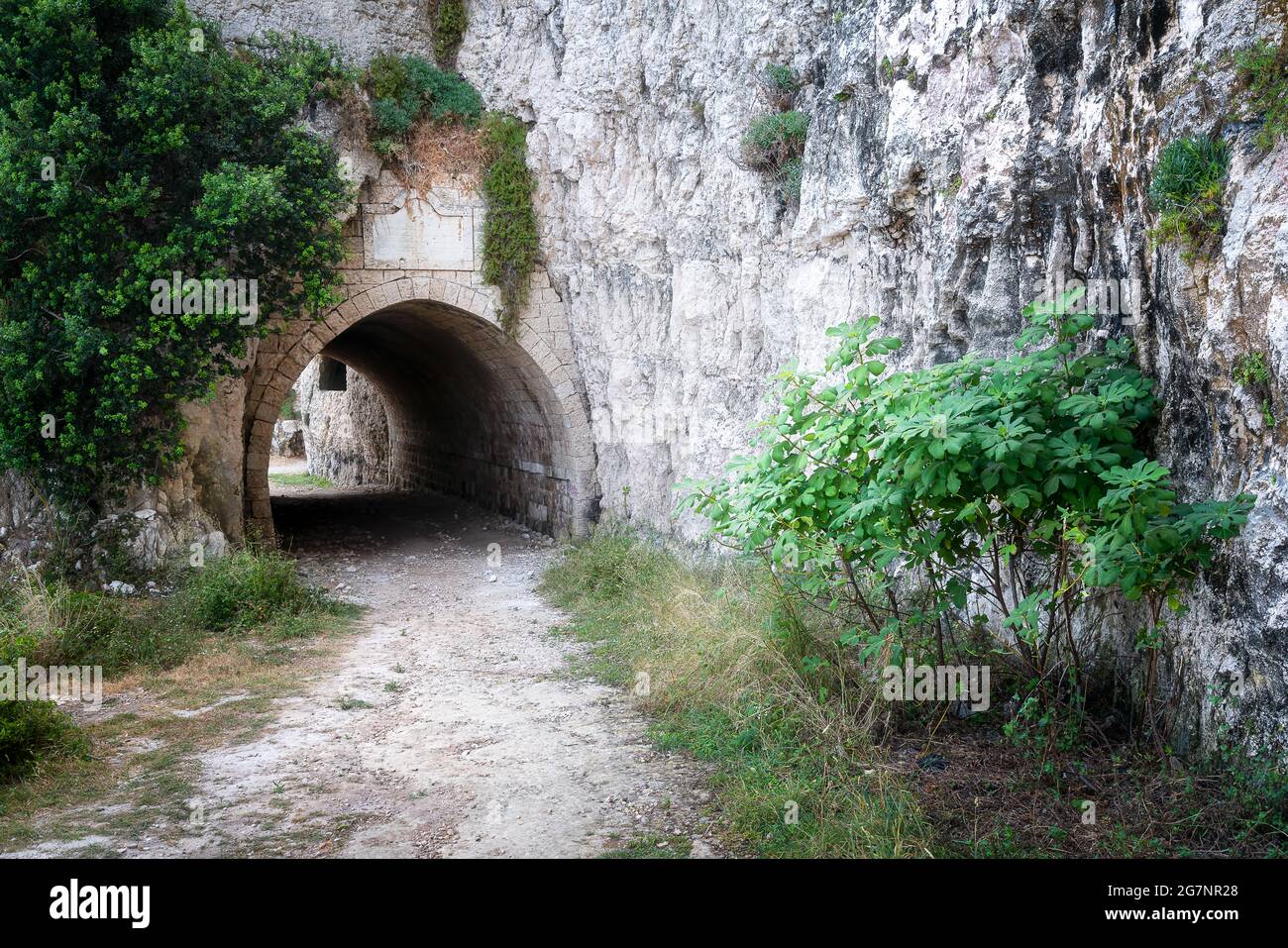 Túnel de tren abandonado en el mar en Líbano Foto de stock