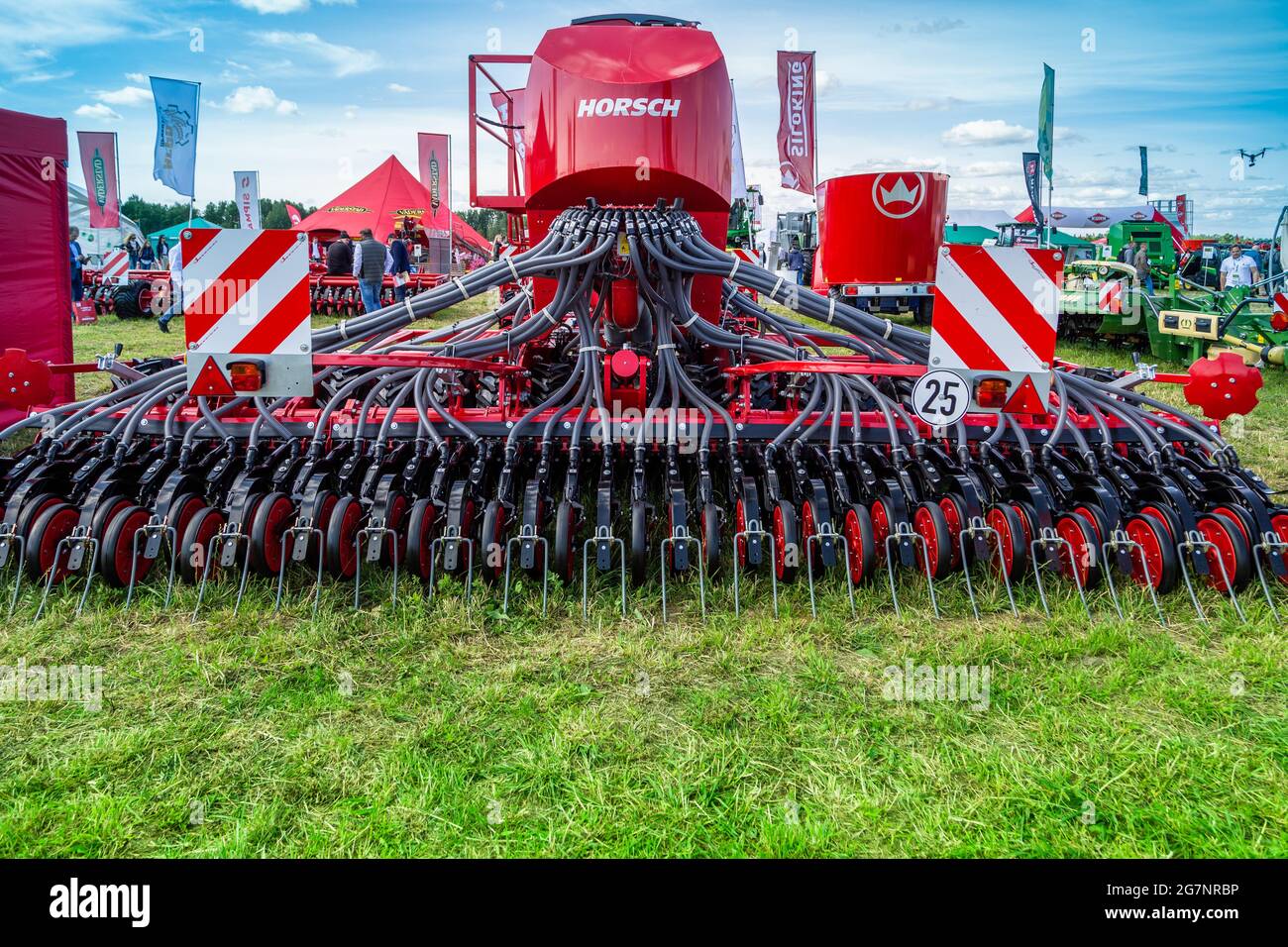 Rusia, Región de Leningrado - Junio, 2019: Cuerpos de trabajo de equipo para sembrar semillas. Maquinaria agrícola, sembradora de semillas Foto de stock