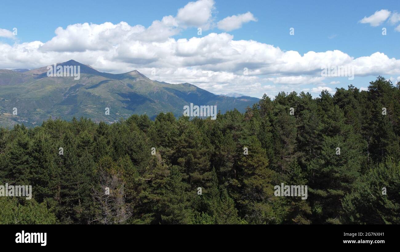 Esta es una foto aérea tomada por mí en mi corto viaje a los Pirineos españoles, espero que te guste. Foto de stock