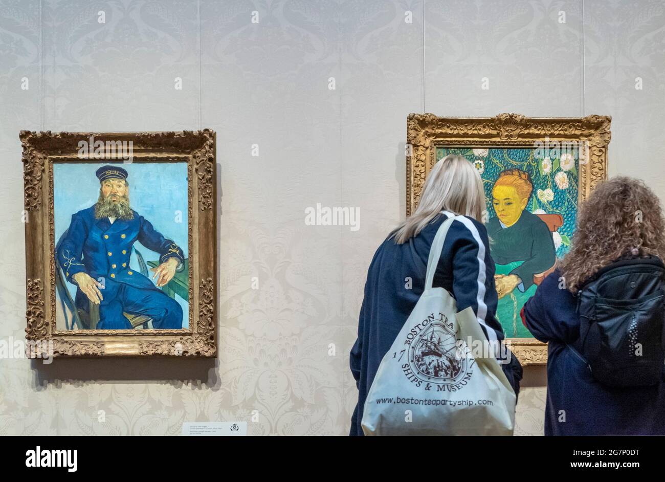 Dos mujeres estudian retratos de Van Gogh en el Museo de Bellas Artes de Boston, Massachusetts. Foto de stock