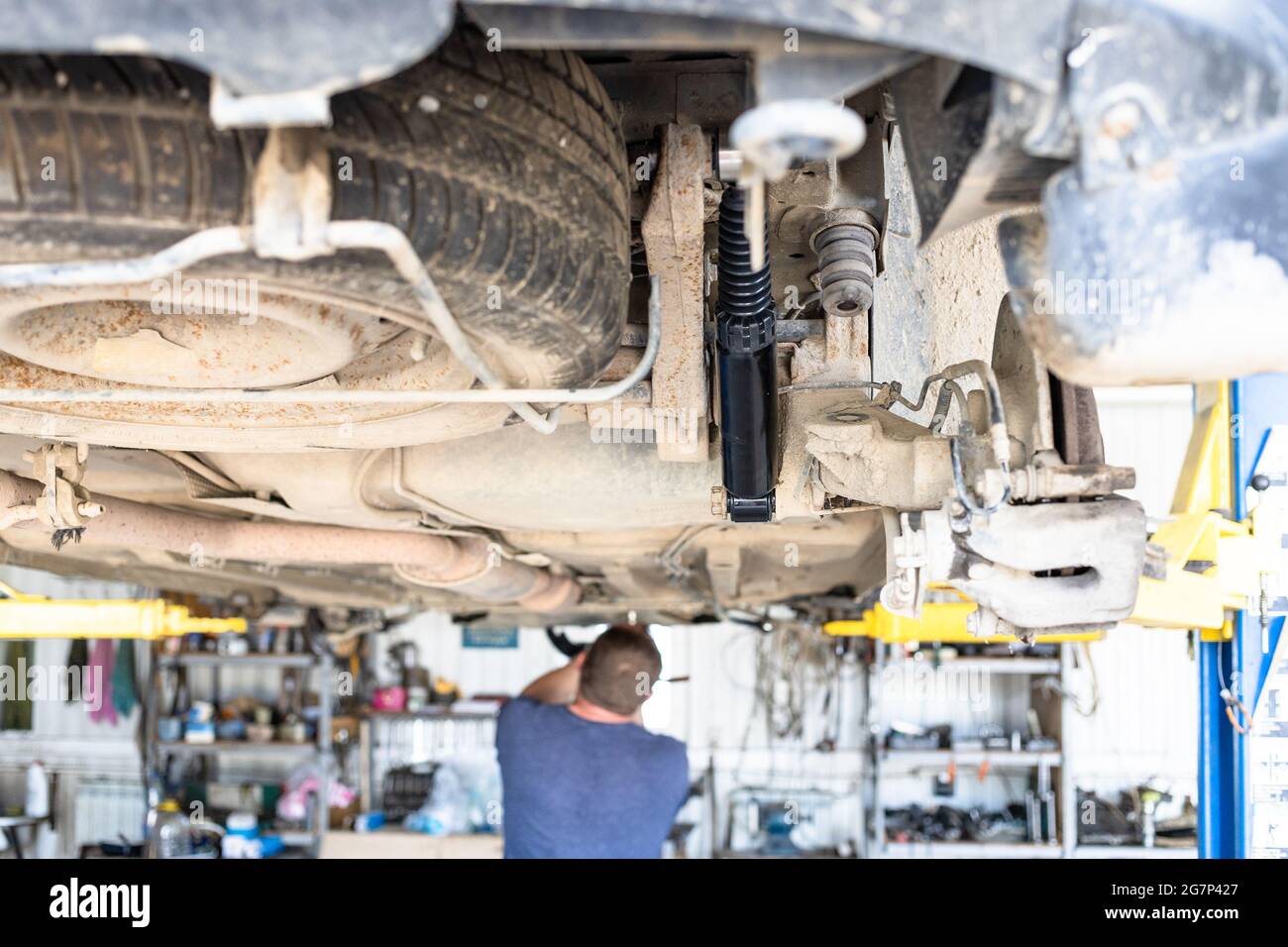 mantenimiento del vehículo con sustitución del amortiguador (centrado en el  nuevo amortiguador trasero Fotografía de stock - Alamy